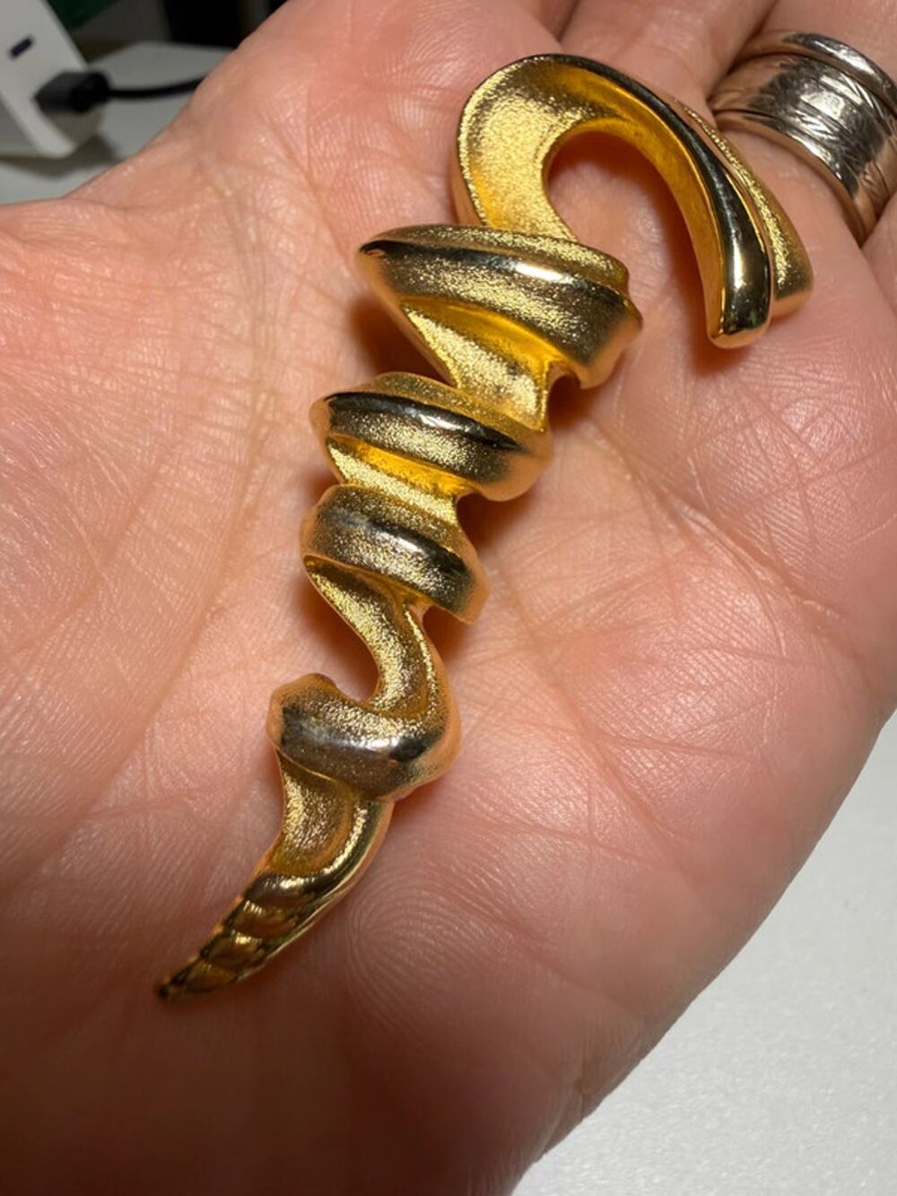 Vintage Tora Signed Gold Tone Abstract Swirl Ribbon Brooch 2.75"